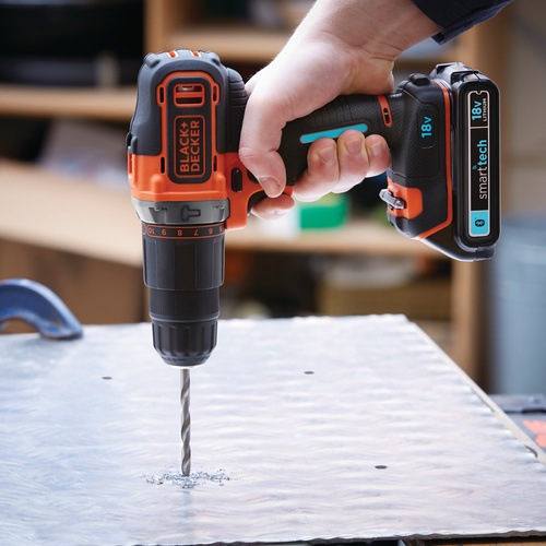 Black and Decker - 18V ltiumionos 2 fogaskerk smart tech frkalapcs 400mA tltvel s kszletdobozzal - BDCHD18KST