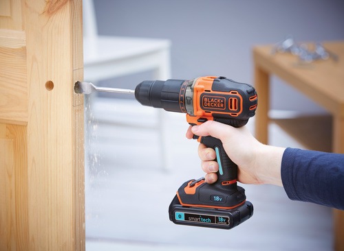 Black and Decker - 18V ltiumionos 2 fogaskerk smart tech frkalapcs 400mA tltvel s kszletdobozzal - BDCHD18KST