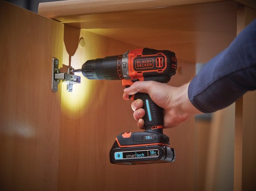Black and Decker - 18V ltiumionos 2 fogaskerk smart tech frkalapcs 400mA tltvel s kszletdobozzal - BDCHD18KST