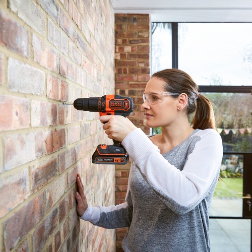 Black and Decker - 18V ltiumionos 2 fogaskerk smart tech frkalapcs 400mA tltvel s kszletdobozzal - BDCHD18KST