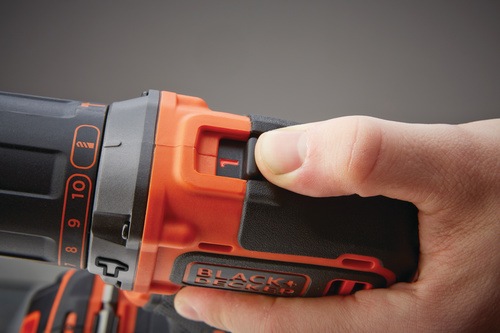 Black and Decker - 18V ltiumionos 2 fogaskerk smart tech frkalapcs 400mA tltvel s kszletdobozzal - BDCHD18KST