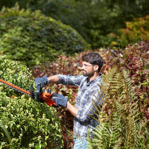 Black and Decker - 55cm 500W Hedge Trimmer with SAWBLADE - BEHTS401