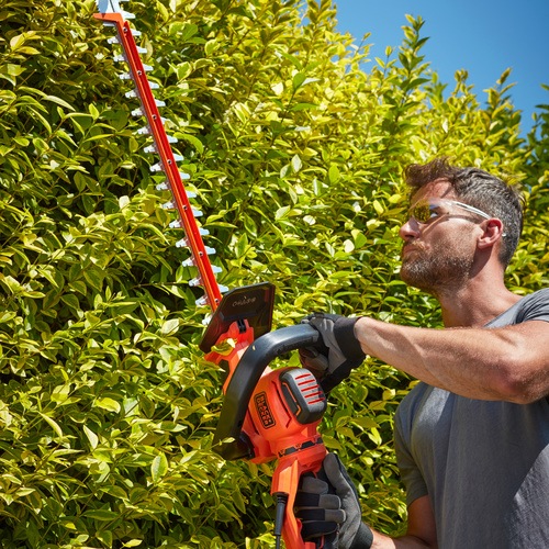 Black and Decker - 650W Corded 60cm Twist Handle Hedge Timmer with SAWBLADE - BEHTS551